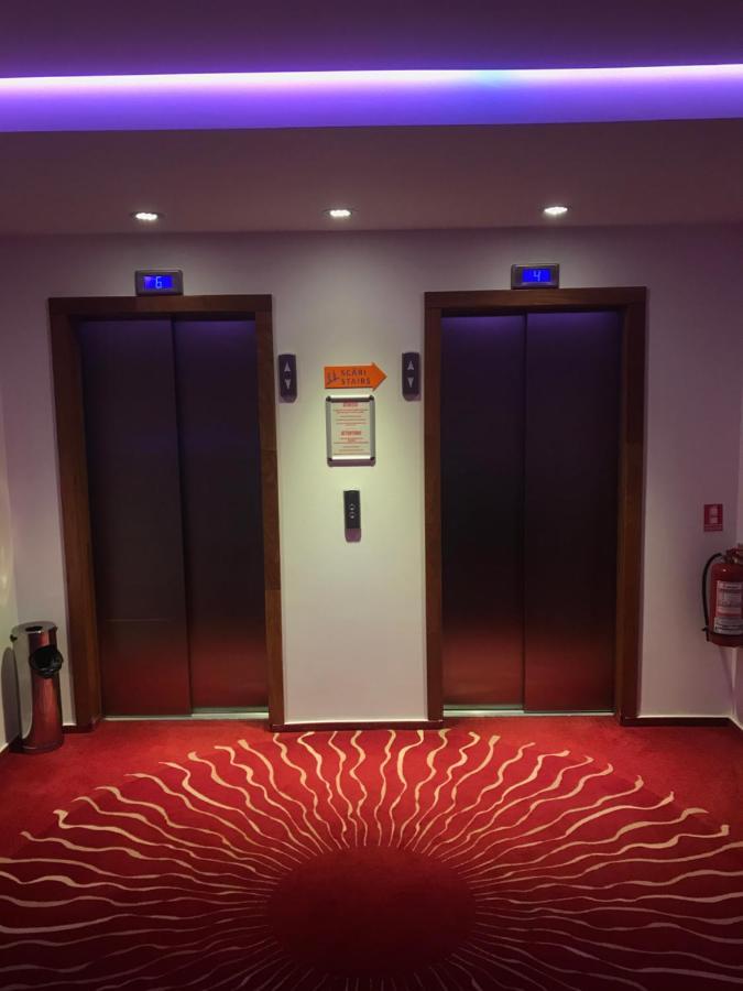Marshal Garden Hotel Bucureşti Ngoại thất bức ảnh Elevators in a hotel