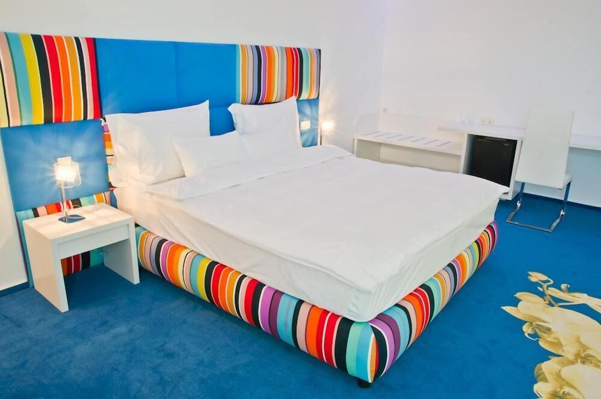 Marshal Garden Hotel Bucureşti Ngoại thất bức ảnh A room at the hotel