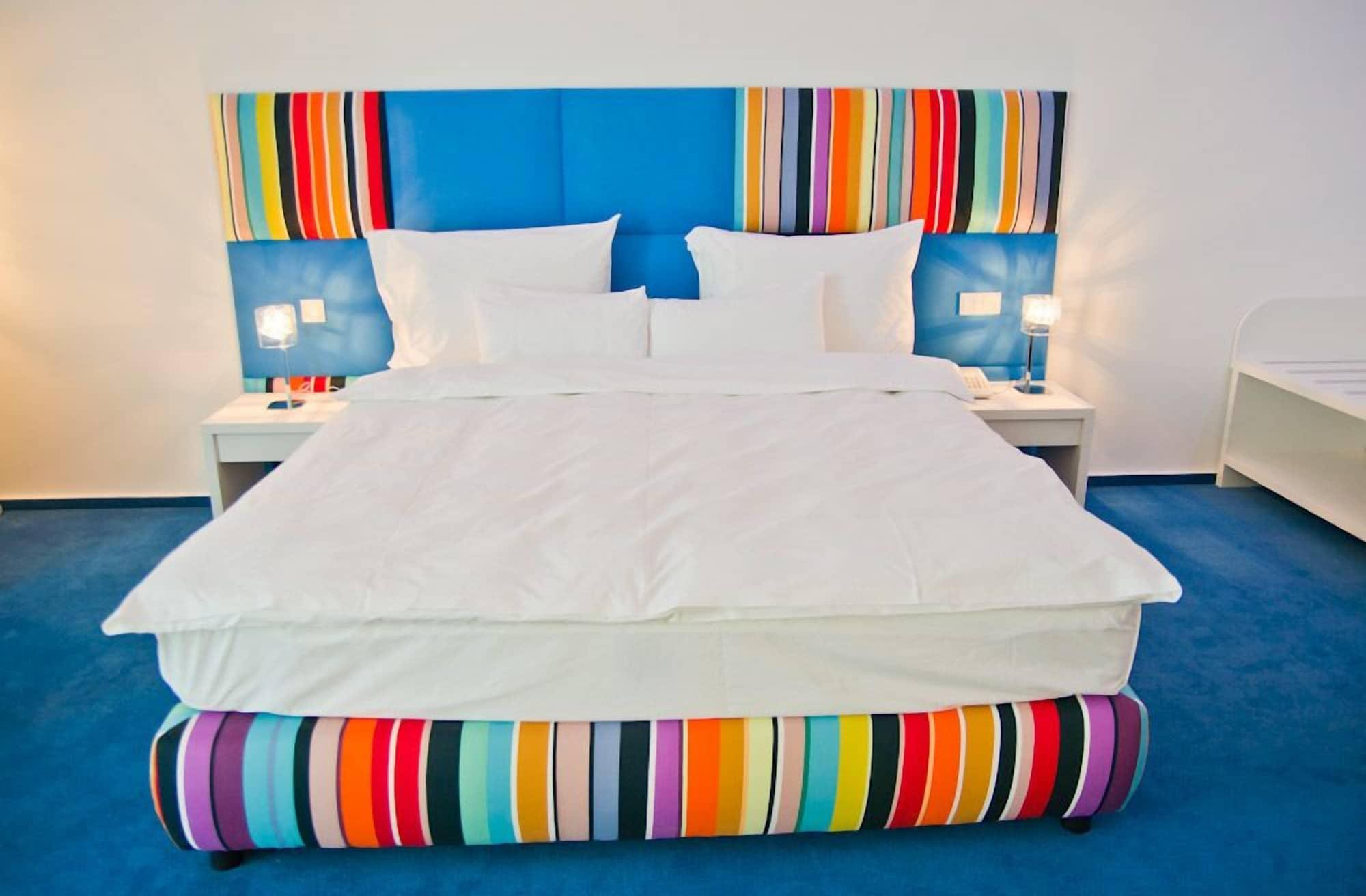 Marshal Garden Hotel Bucureşti Ngoại thất bức ảnh A bed
