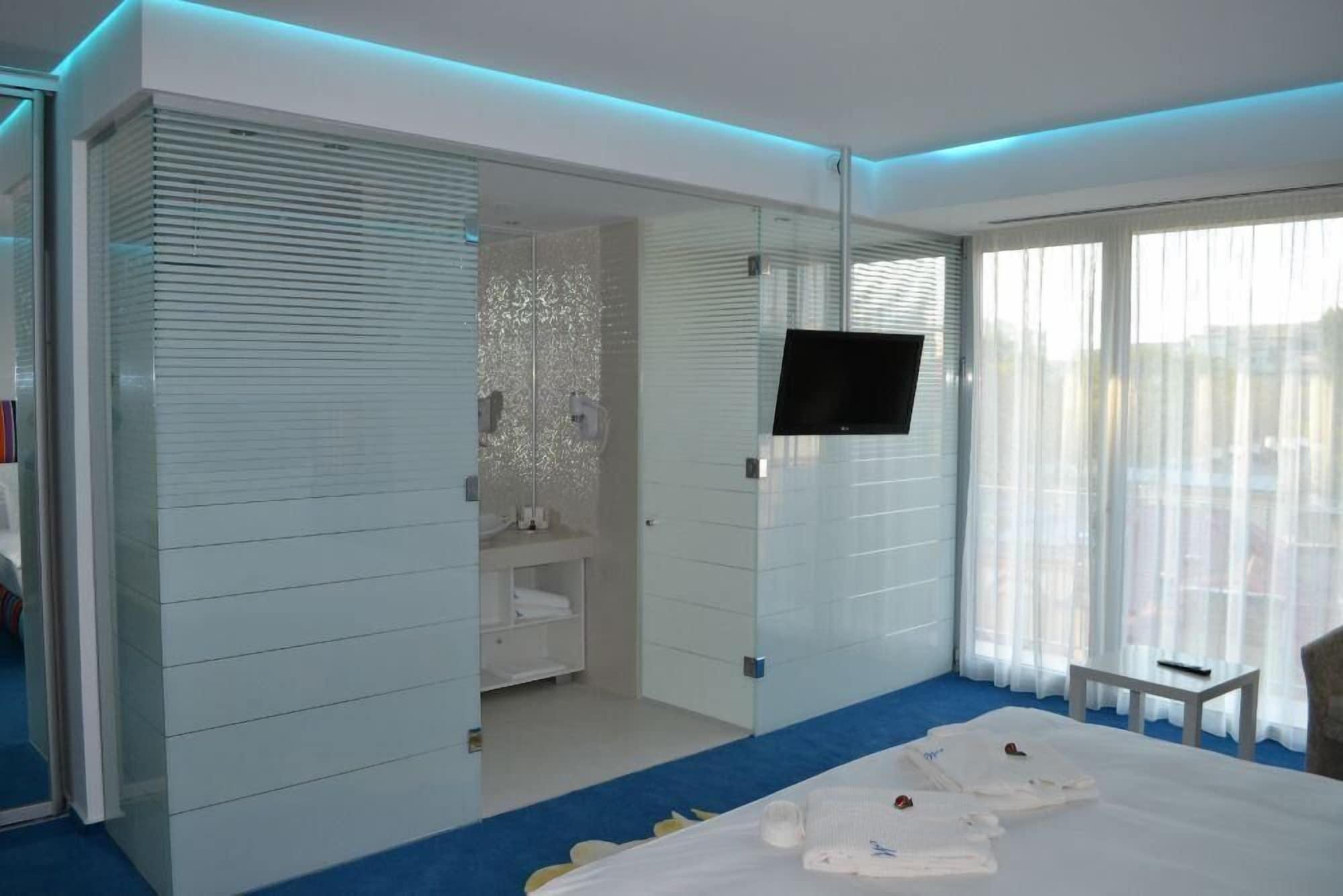 Marshal Garden Hotel Bucureşti Ngoại thất bức ảnh A glass shower enclosure