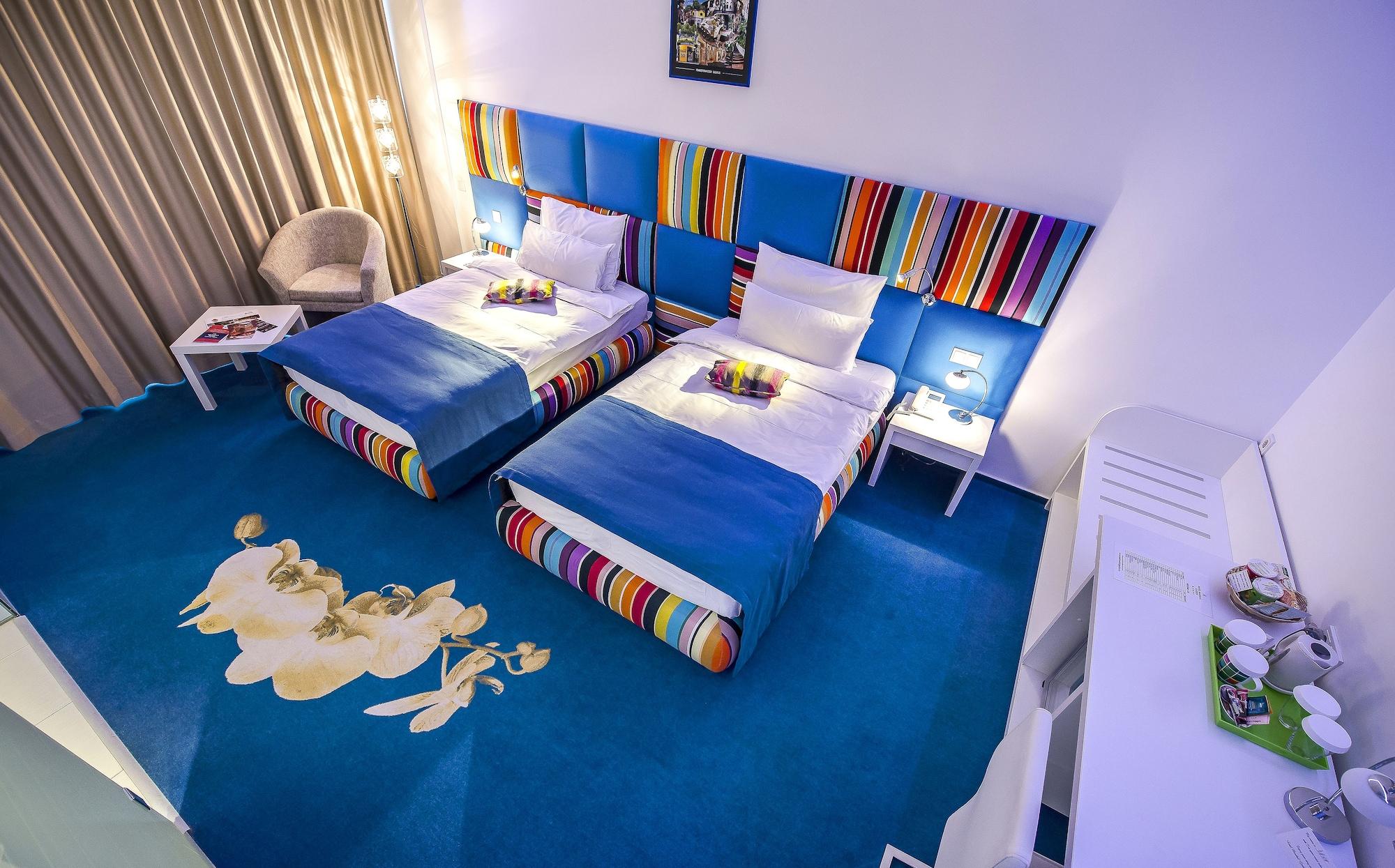 Marshal Garden Hotel Bucureşti Ngoại thất bức ảnh Family room