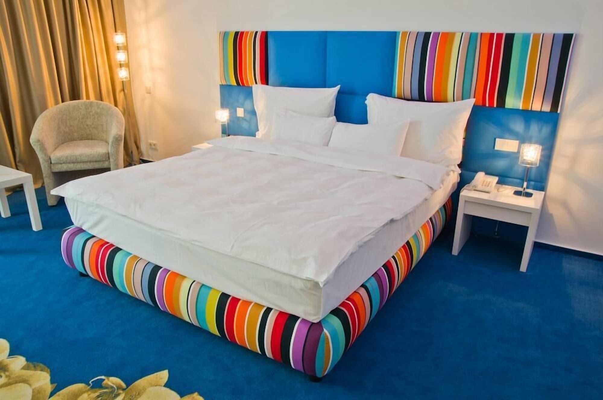 Marshal Garden Hotel Bucureşti Phòng bức ảnh A bed