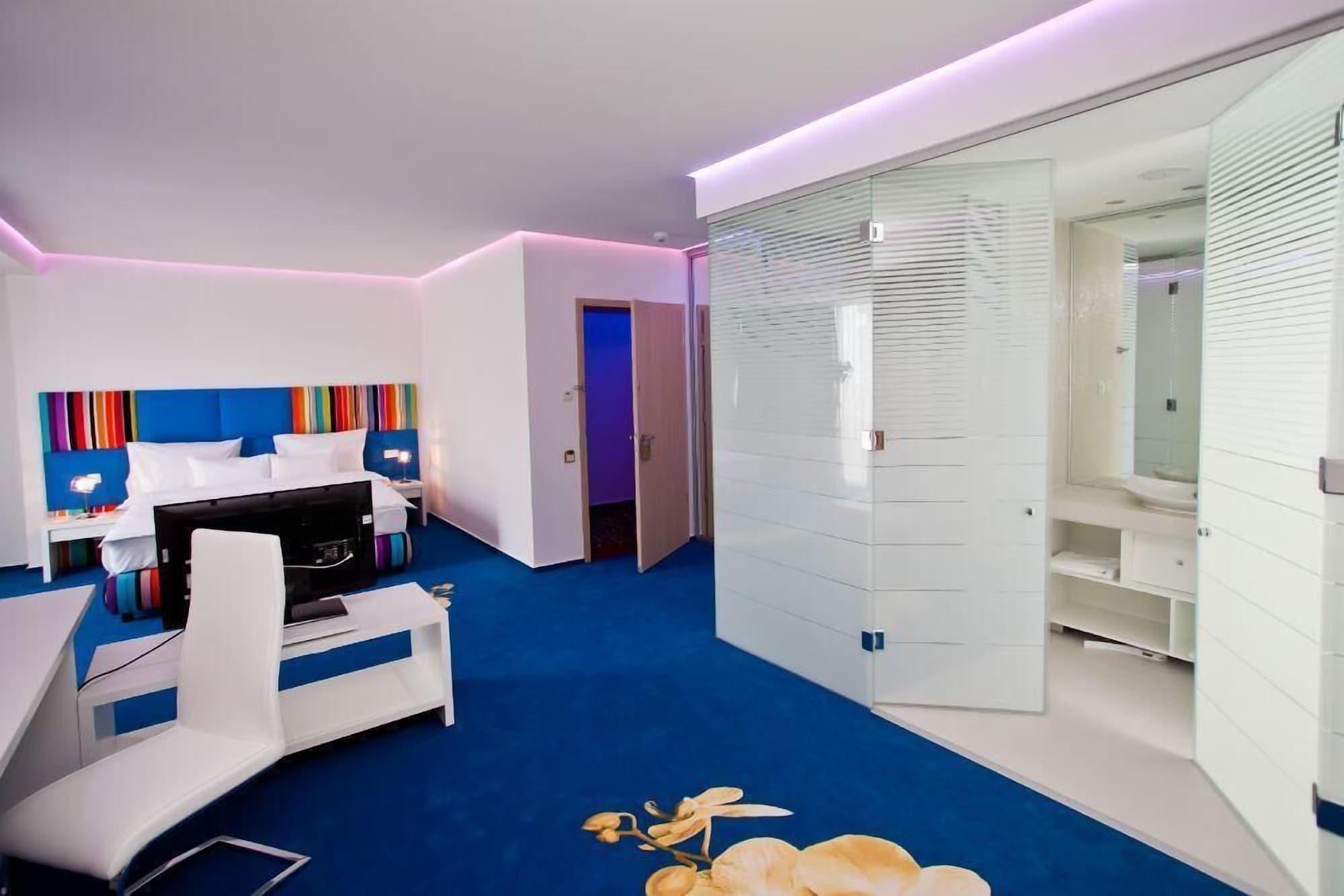 Marshal Garden Hotel Bucureşti Ngoại thất bức ảnh A room at the hotel