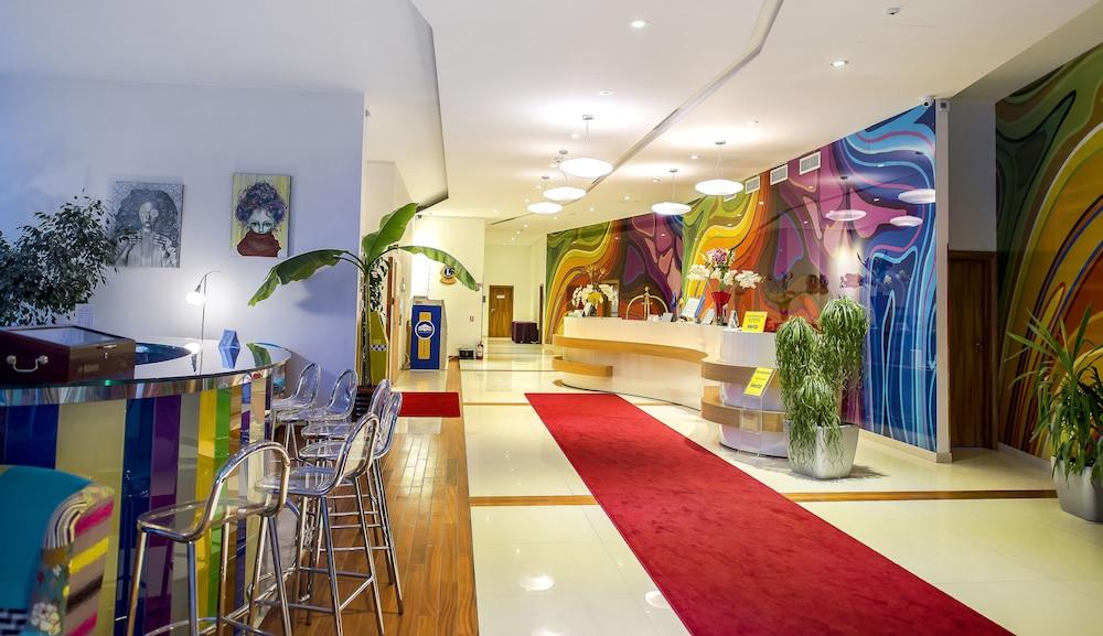 Marshal Garden Hotel Bucureşti Ngoại thất bức ảnh Lobby of the hotel