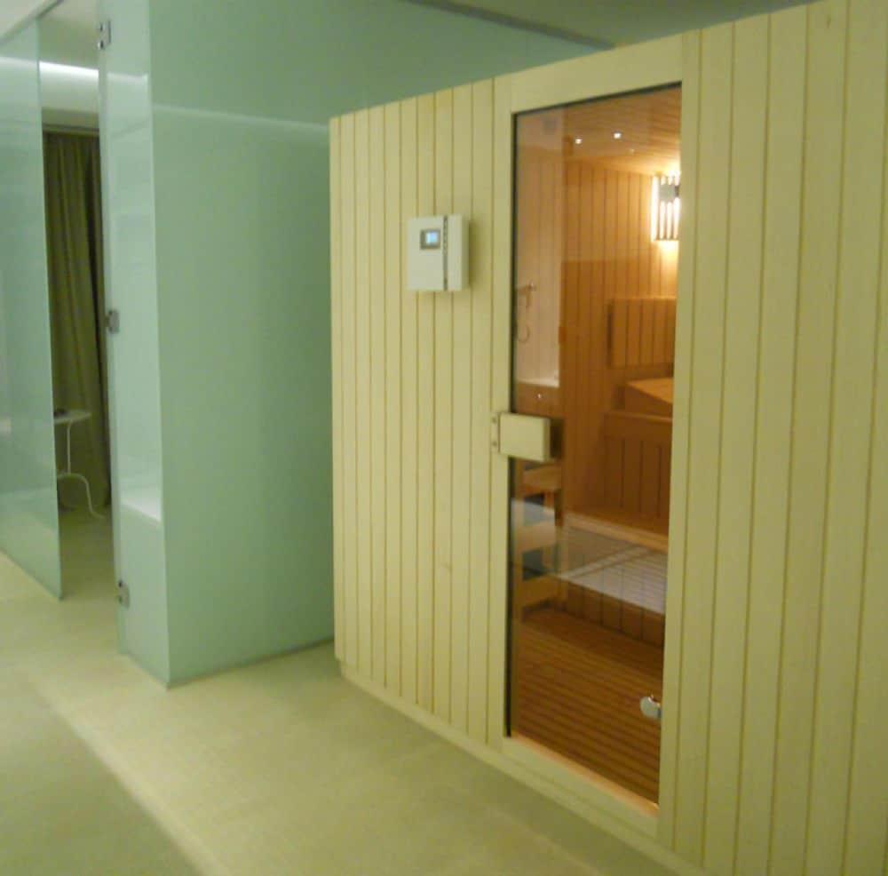 Marshal Garden Hotel Bucureşti Ngoại thất bức ảnh A modern Finnish sauna