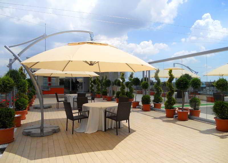 Marshal Garden Hotel Bucureşti Ngoại thất bức ảnh Rooftop bar