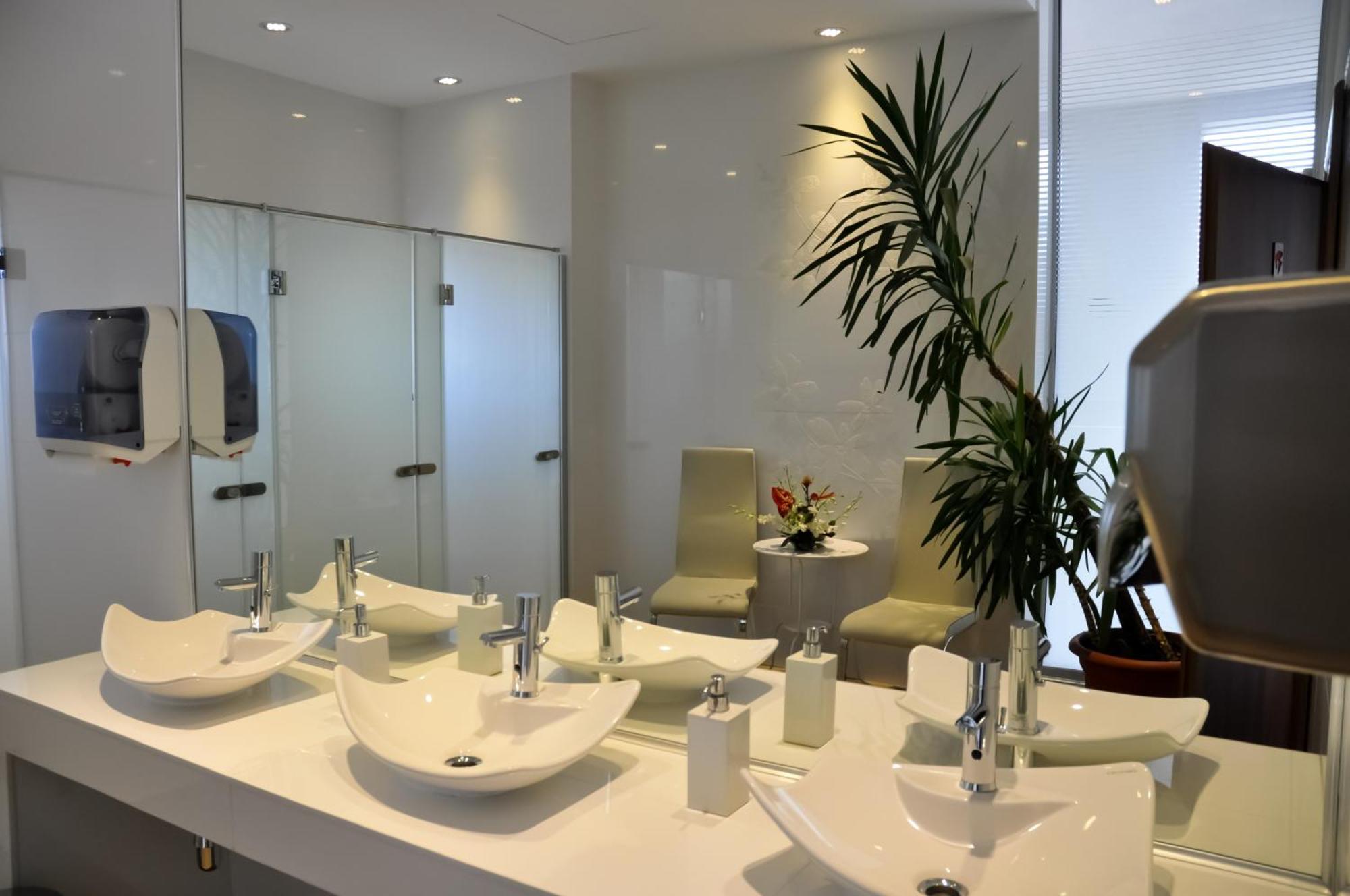 Marshal Garden Hotel Bucureşti Ngoại thất bức ảnh A modern bathroom