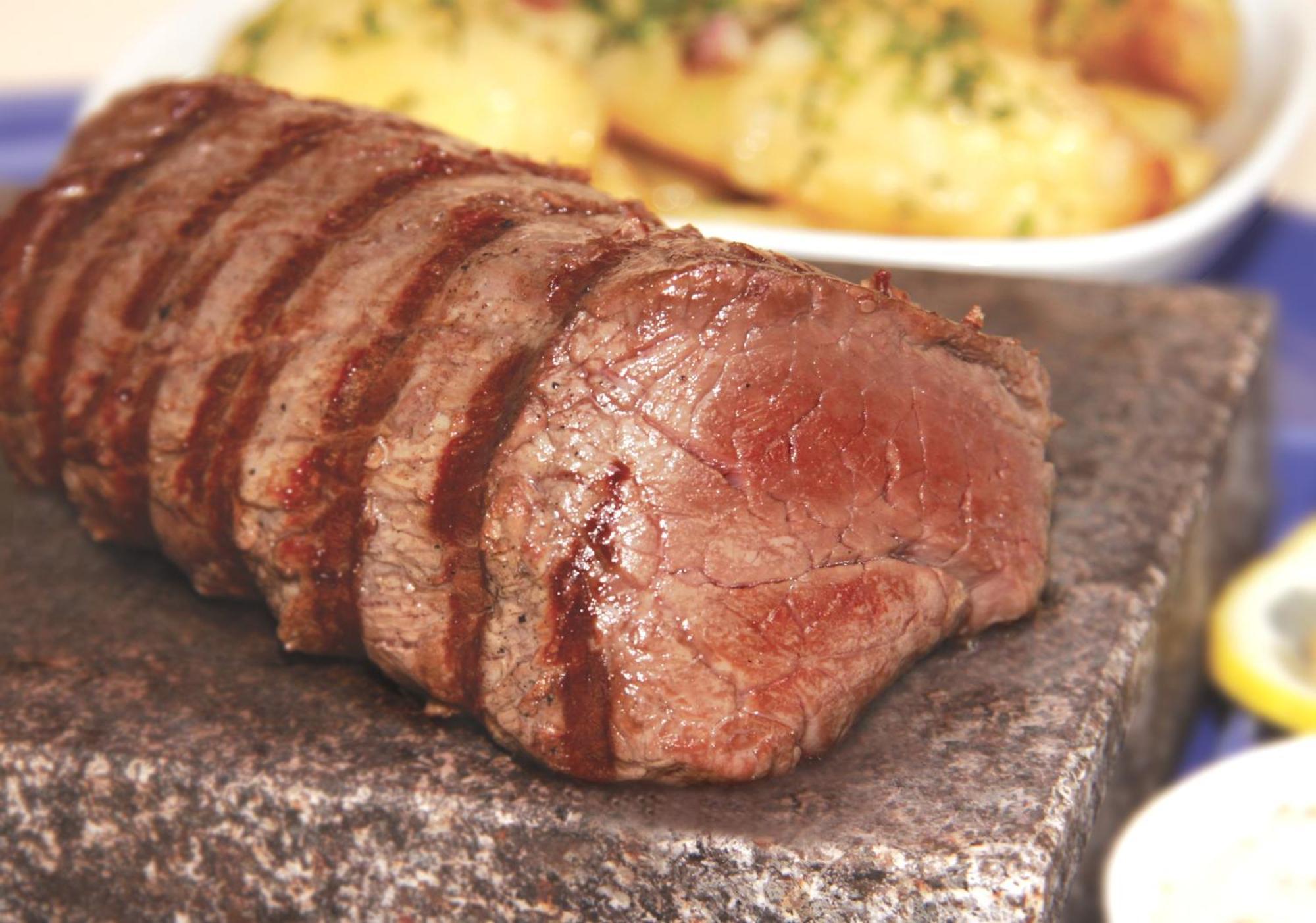 Marshal Garden Hotel Bucureşti Ngoại thất bức ảnh A steak cooked on a hot stone