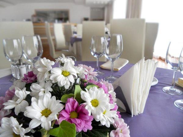 Marshal Garden Hotel Bucureşti Ngoại thất bức ảnh A table set for a wedding reception