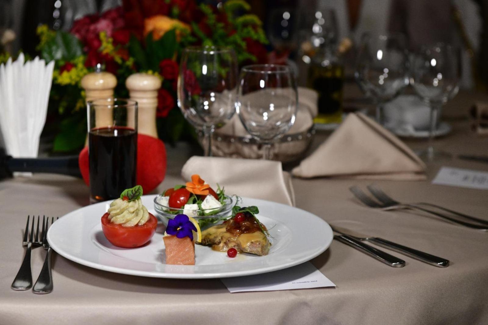 Marshal Garden Hotel Bucureşti Ngoại thất bức ảnh A meal at the restaurant