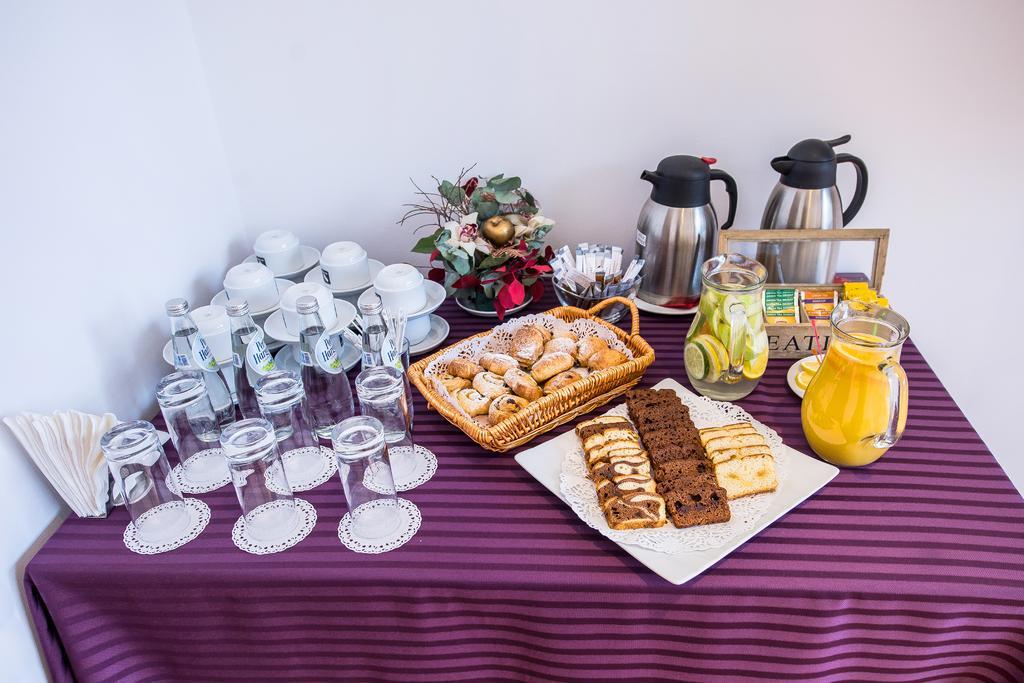 Marshal Garden Hotel Bucureşti Ngoại thất bức ảnh A typical continental breakfast