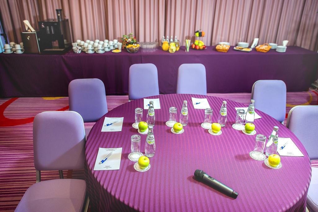 Marshal Garden Hotel Bucureşti Ngoại thất bức ảnh A meeting room at the InterContinental London The O2