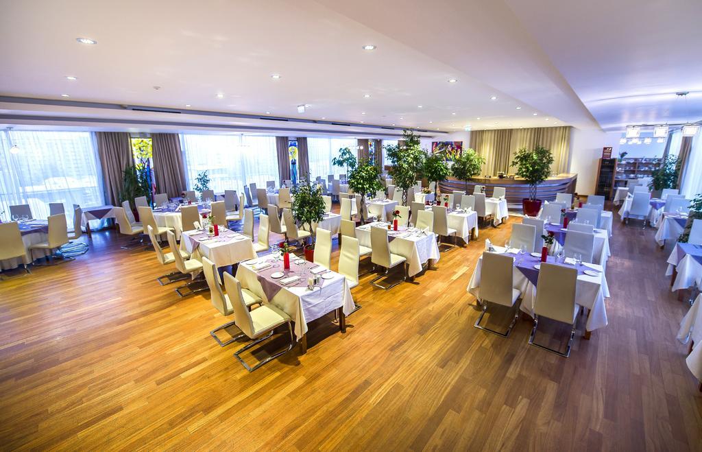 Marshal Garden Hotel Bucureşti Ngoại thất bức ảnh The restaurant