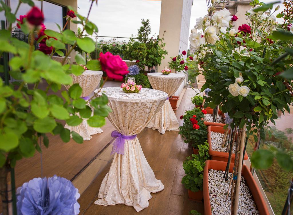 Marshal Garden Hotel Bucureşti Ngoại thất bức ảnh A balcony garden
