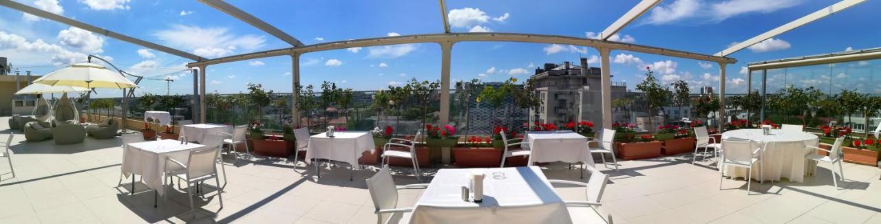 Marshal Garden Hotel Bucureşti Ngoại thất bức ảnh The rooftop terrace