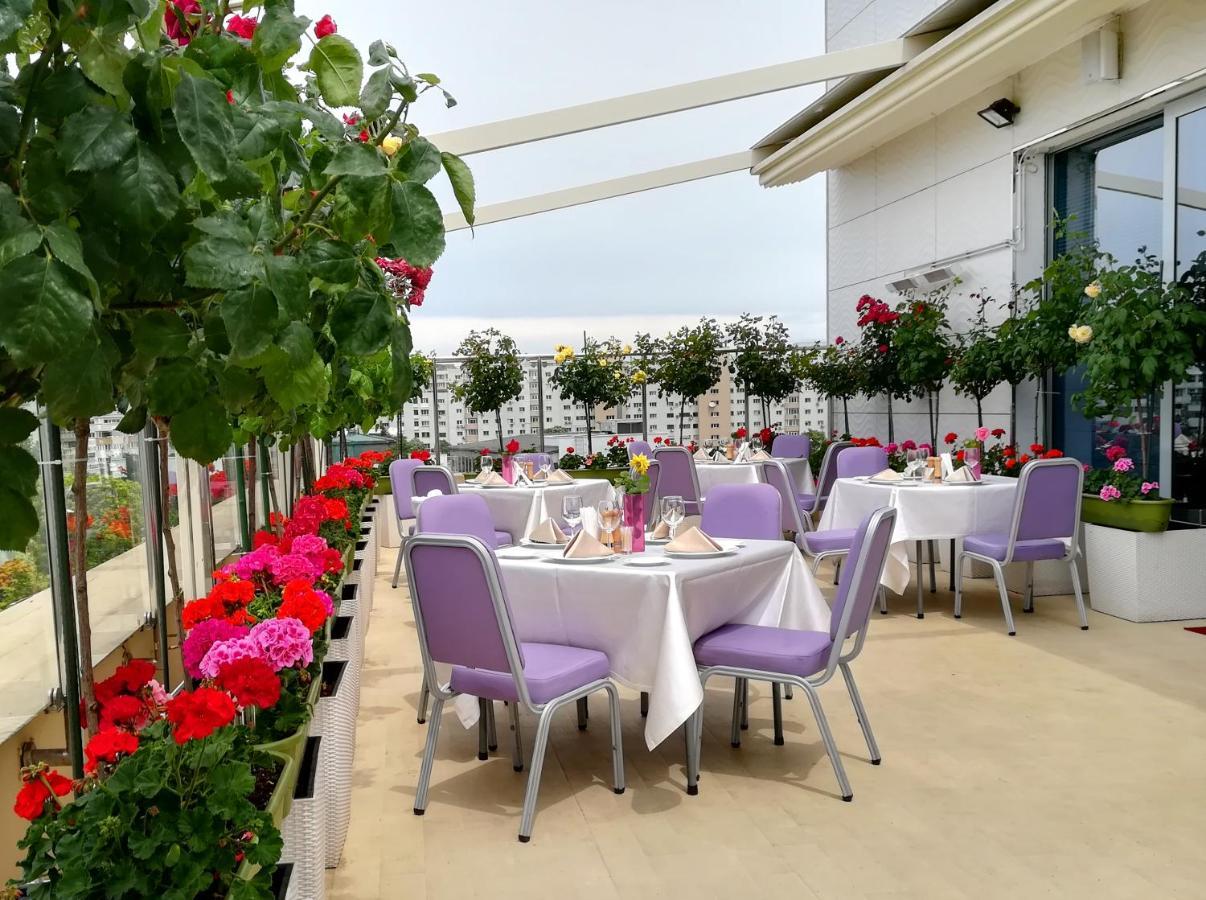 Marshal Garden Hotel Bucureşti Ngoại thất bức ảnh The terrace of the restaurant